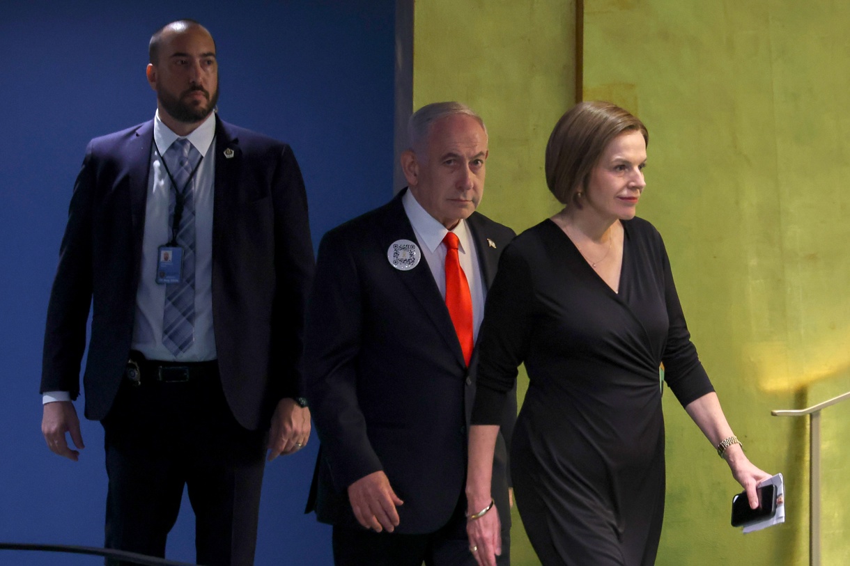 El primer ministro de Israel, Benjamín Netanyahu (C), se acerca al podio para hablar durante el 80º período de sesiones de la Asamblea General de las Naciones Unidas en la sede de las Naciones Unidas en Nueva York, EUA, el 26 de septiembre de 2025. (Foto de Sarah Yenesel de la agencia EFE/EPA)