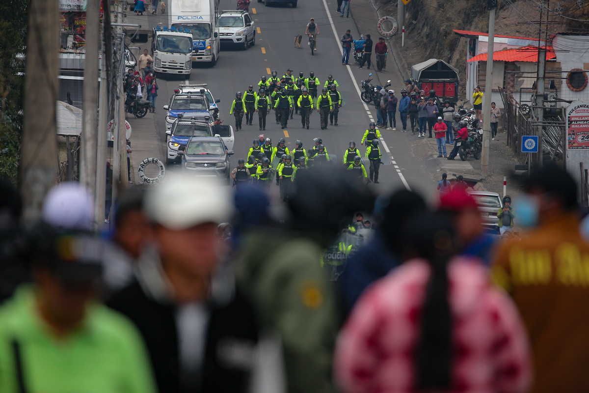 Personas bloquean la avenida panamericana norte, durante una protesta liderada por grupos indígenas contra el alza del diésel este martes, en Tabacundo (Ecuador). (Foto de José Jácome de la agencia EFE)