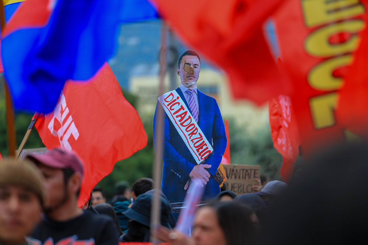 Un cártel del presidente de Ecuador, Daniel Noboa, durante una manifestación en rechazo a la eliminación del subsidio al diésel este martes, en Quito (Ecuador). (Foto de José Jácome de la agencia EFE)