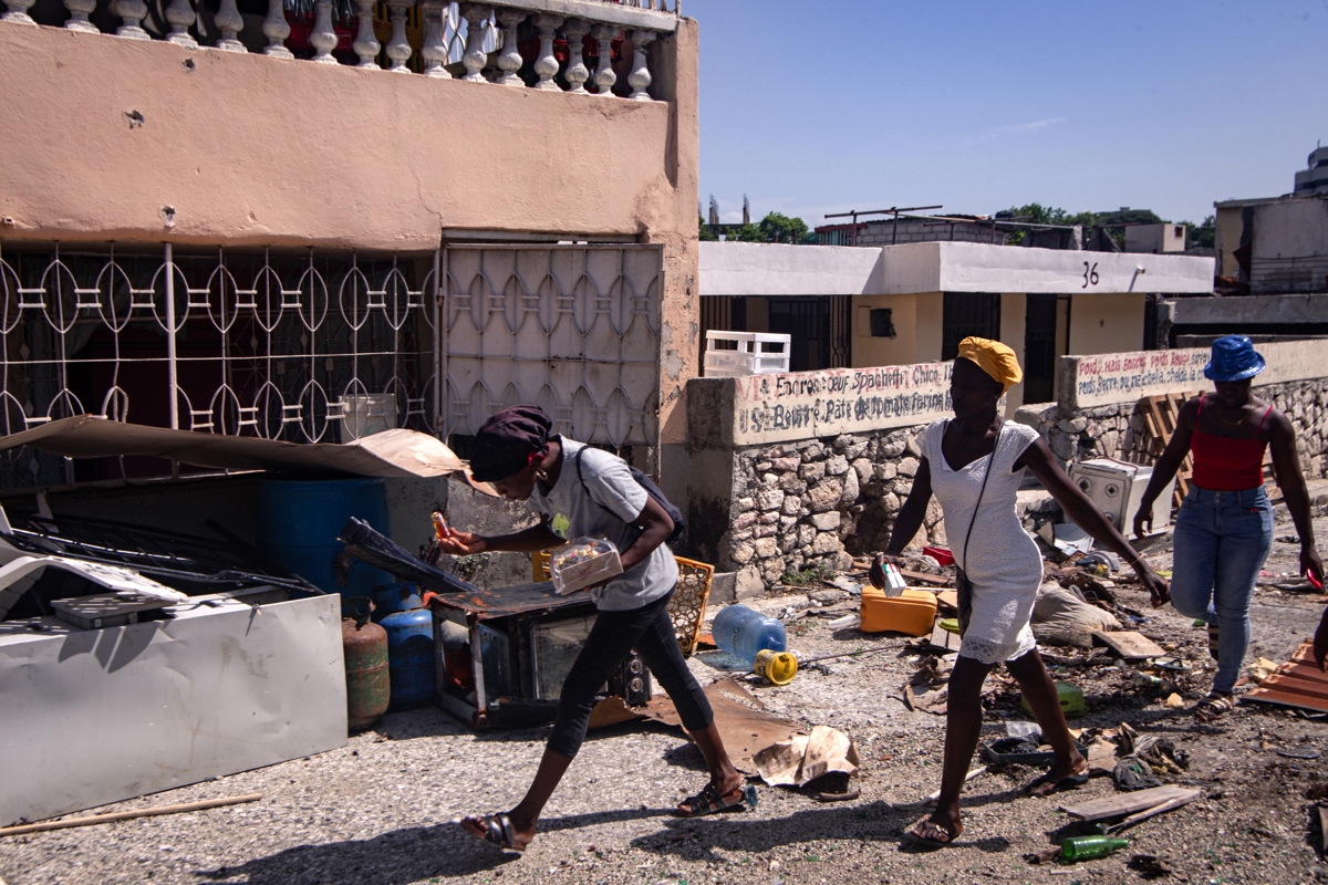 Varias mujeres caminando por una calle de Haití. La organización ONU Mujeres cifró en 676 millones las mujeres y niñas expuestas a conflictos armados en 2024, la cifra más alta de la que tiene registro en este sentido desde la década de 1990. (Foto de Mentor David Lorens de la agencia EFE)