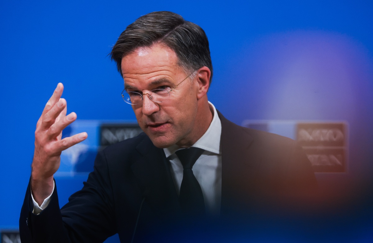 El secretario general de la OTAN, Mark Rutte, comparece en conferencia de prensa en Bruselas tras una reunión solicitada por Estonia para consultar sobre la violación de su espacio aéreo el 19 de septiembre por parte de tres aviones rusos MiG-31. (Foto de Olivier Hoslet de la agencia EFE)