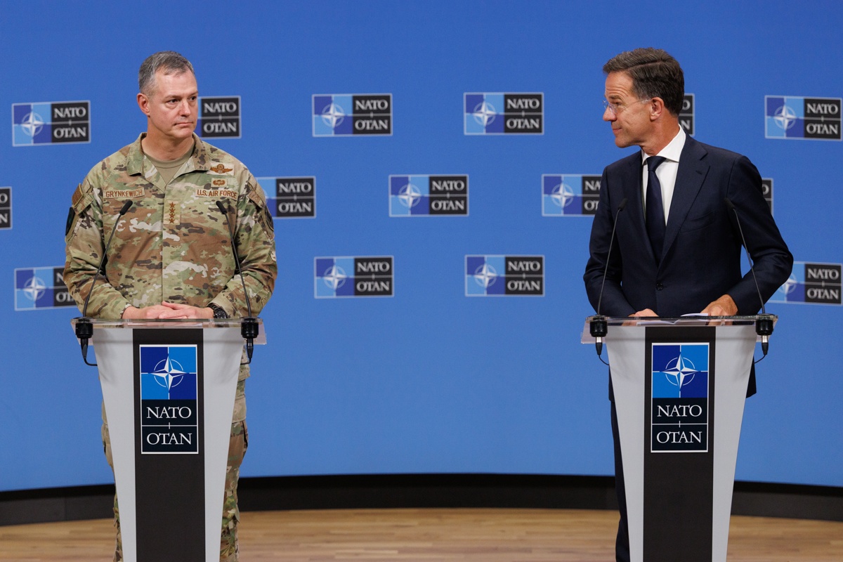 El secretario general de la OTAN, Mark Rutte (D), y el comandante supremo aliado en Europa (SACEUR), general Alexus G. Grynkewich (I), durante la conferencia de prensa conjunta que ofrecieron hoy en el Cuartel General de la Alianza en Bruselas. (Foto de Olivier Matthys de la agencia EFE/EPA)