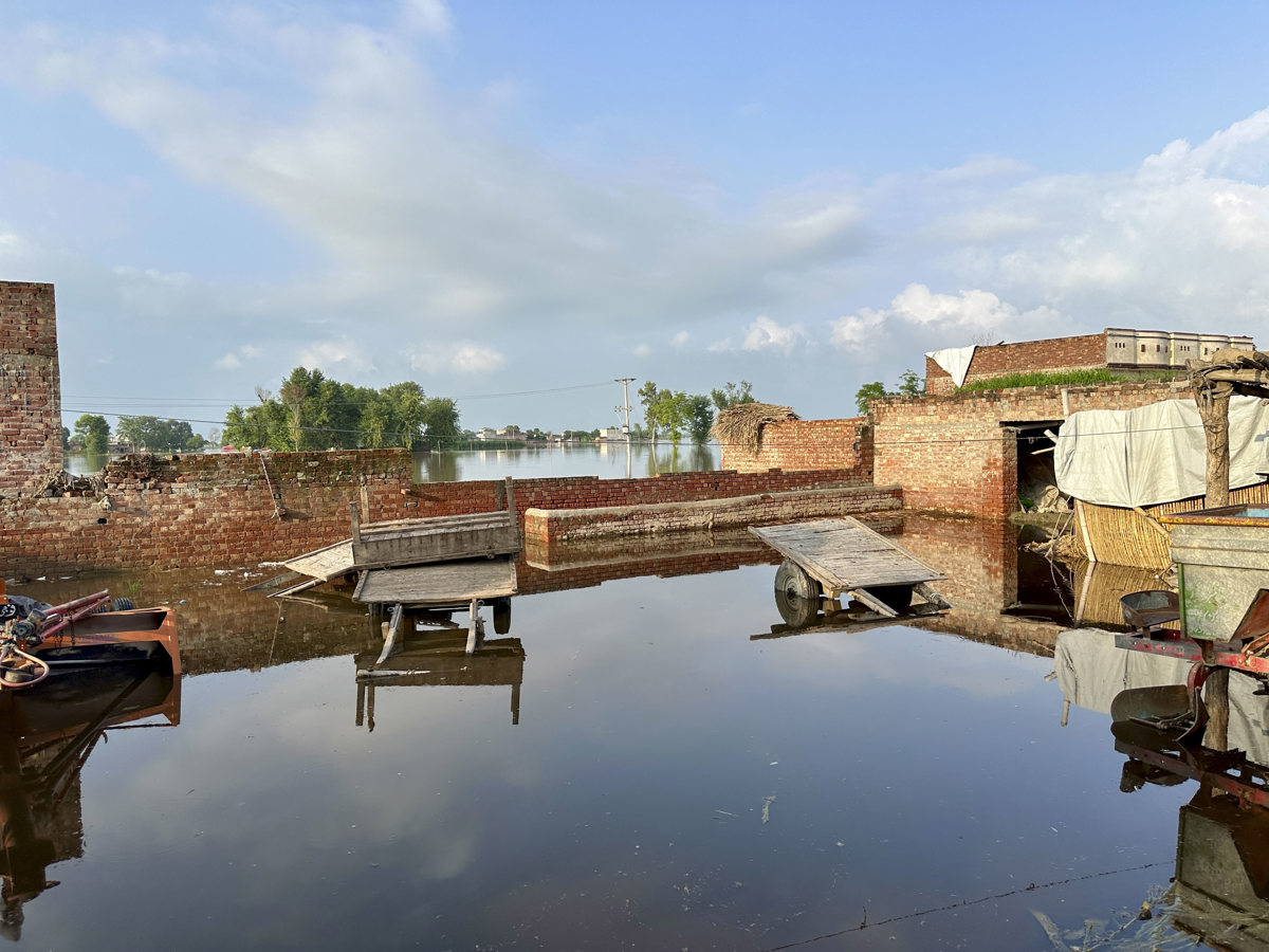 Vista de las inundaciones en la localidad de Chand Singh Wala en Pakistán a principios de este mes de septiembre. (Foto de Amjad Ali de la agencia EFE)