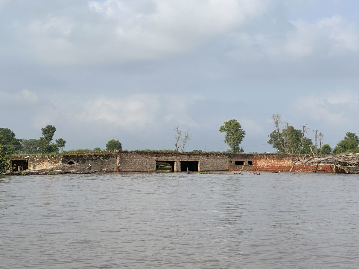Vista de las inundaciones en la localidad Chand Singh Wala en Pakistán este jueves. (Foto de Amjad Ali de la agencia EFE)