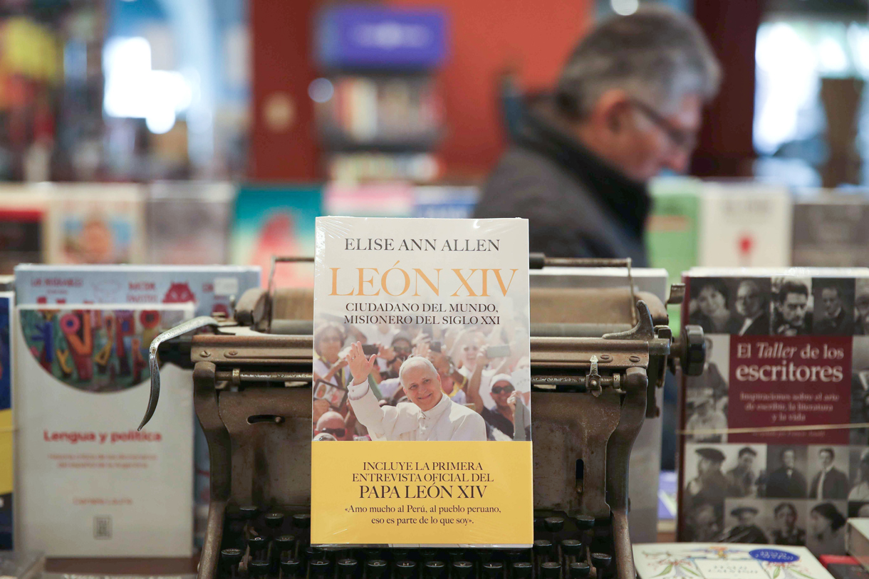 El libro “León XIV. Ciudadano del mundo, misionero del siglo XXI” este 18 de septiembre de 2025, en Lima (Perú). (Foto de Paolo Aguilar de la agencia EFE)