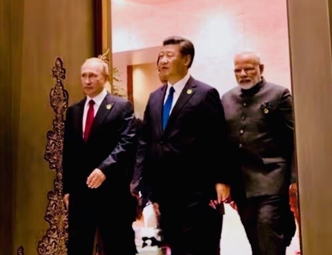 Fotografía tomada de la cuenta oficial @realDonaldTrump de la red social Truth Social donde se observa al presidente de China, Xi Jinping (c), junto a su homólogo ruso, Vladímir Putin (i) y al primer ministro de la India, Narendra Modi. (Foto de EFE/ @realdonaldtrump)