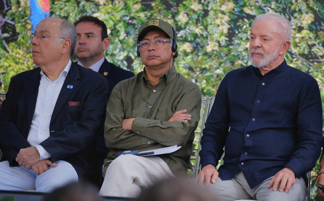Imagen cedida por la Presidencia de Colombia que muestra al canciller de Brasil Mauro Vieira (i), al mandatario colombiano, Gustavo Petro (c), y a su homólogo de Brasil, Luiz Inacio Lula da Silva (d), participando durante la inauguración del Centro de Cooperación Policial Internacional de la Amazonía este martes, en Manaos (Brasil). (Foto de EFE/ Presidencia de Colombia)
