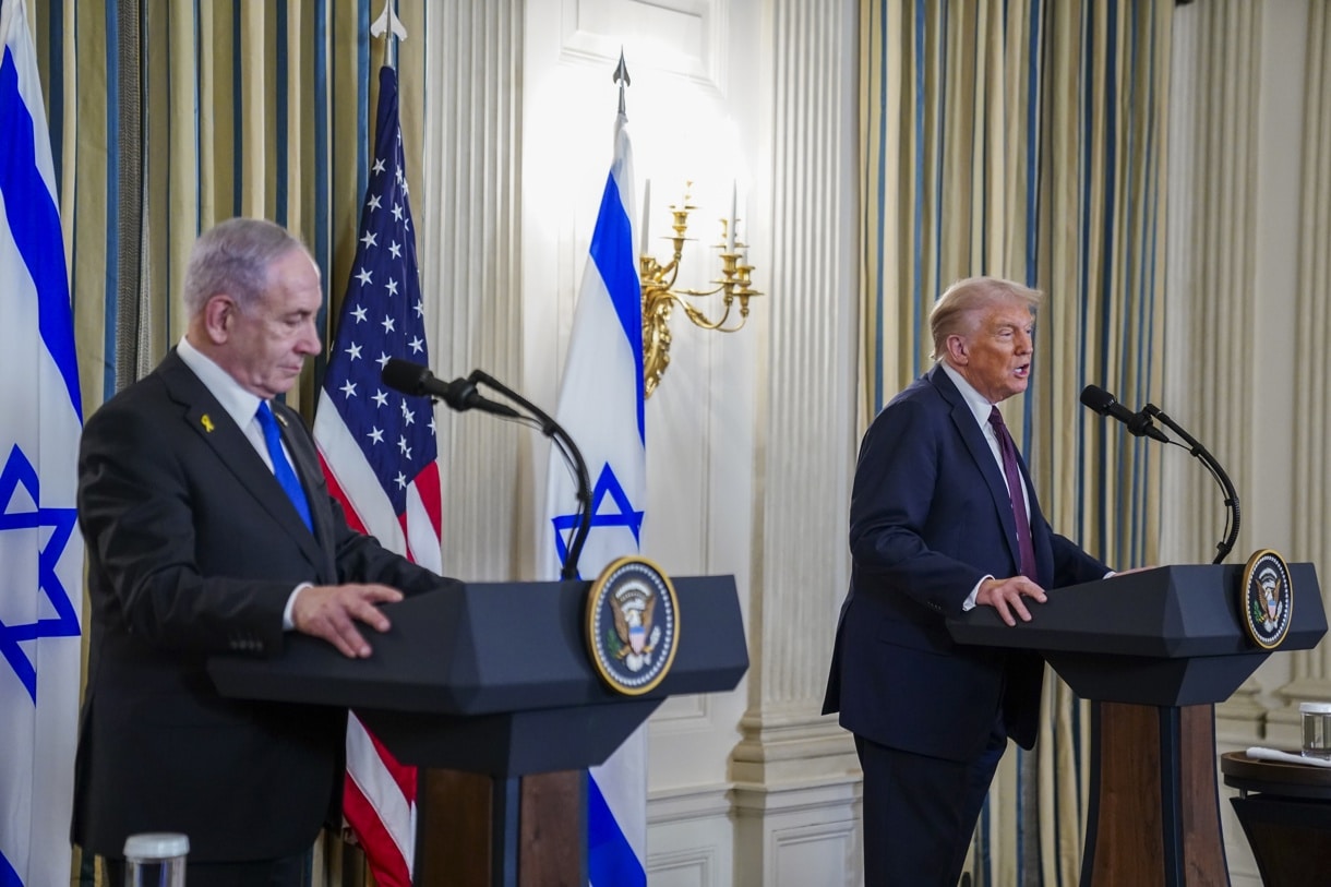El presidente de Estados Unidos, Donald Trump (i), y el primer ministro israelí, Benjamín Netanyahu (d), participan en una conferencia de prensa conjunta en el Comedor de Estado de la Casa Blanca en Washington, DC, EUA. (Foto de Will Oliver de la agencia EFE)