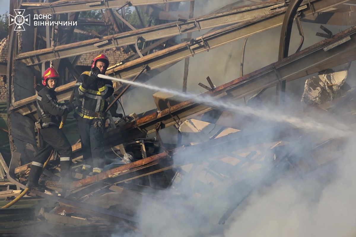 Imagen cedida por el Gobierno ucraniano de los daños provocados por el ataque ruso de anoche. (EFE/EPA/ Servicio de Emergencia de Ucrania)