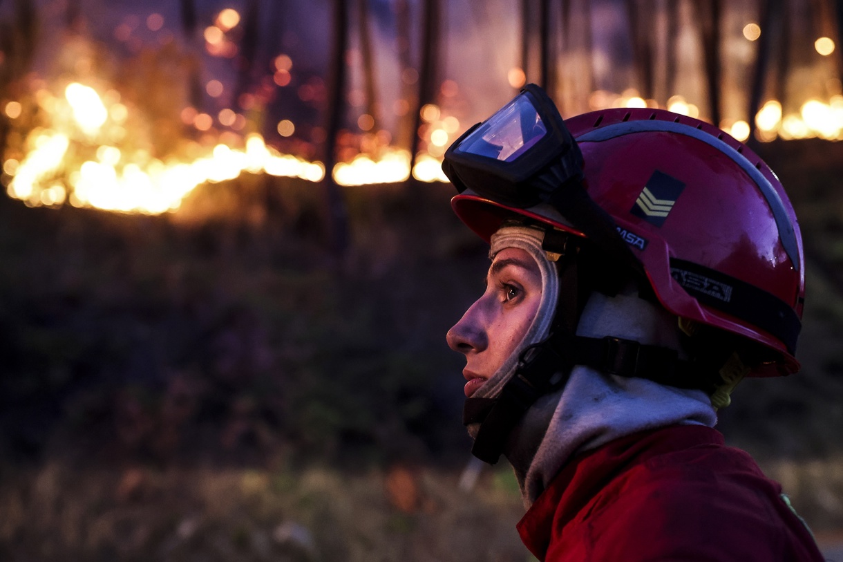 Una bombero reacciona durante un incendio forestal el pasado agosto, en Pampilhosa da Serra (Portugal). (Foto de Paulo Novais de la agencia EFE/EPA)