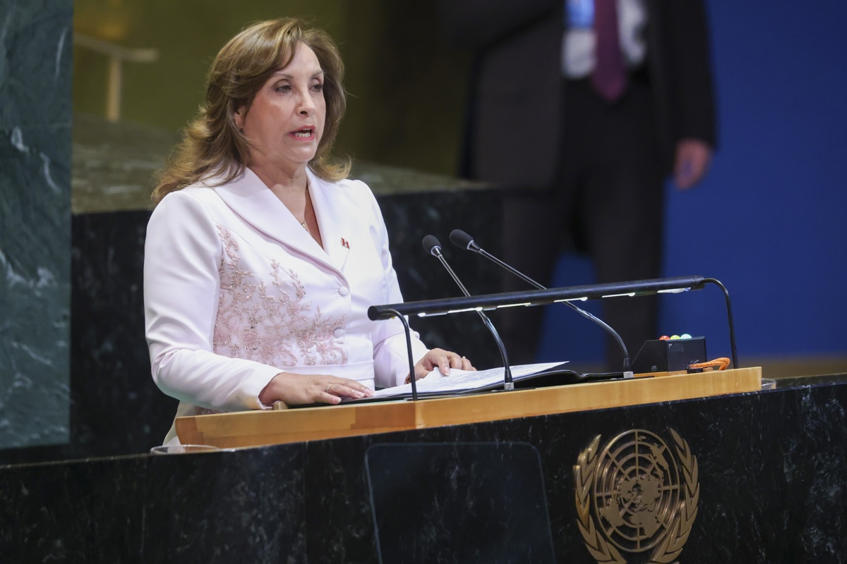 La presidenta de Perú, Dina Boluarte, al intervenir este lunes, 22 de septiembre, durante la reunión de alto nivel con motivo del 30º Aniversario de la Cuarta Conferencia Mundial sobre la Mujer, en la sede de las Naciones Unidas, en Nueva York (NY, EUA). (Foto de Sarah Yenesel de la agencia EFE)
