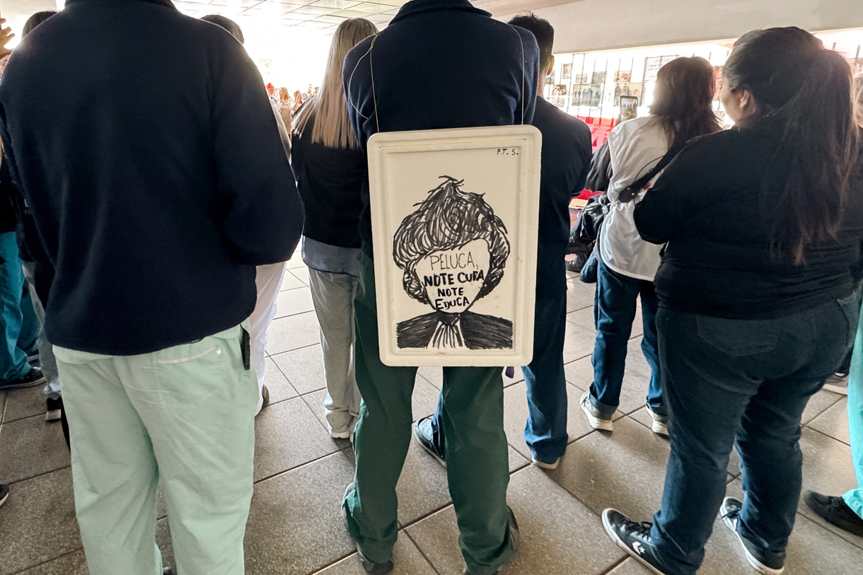 Trabajadores del Hospital Garrahan, principal centro de salud pediátrica, participan en una huelga este viernes, en Buenos Aires (Argentina). (Foto de Juan Ignacio Roncoroni de la agencia EFE)