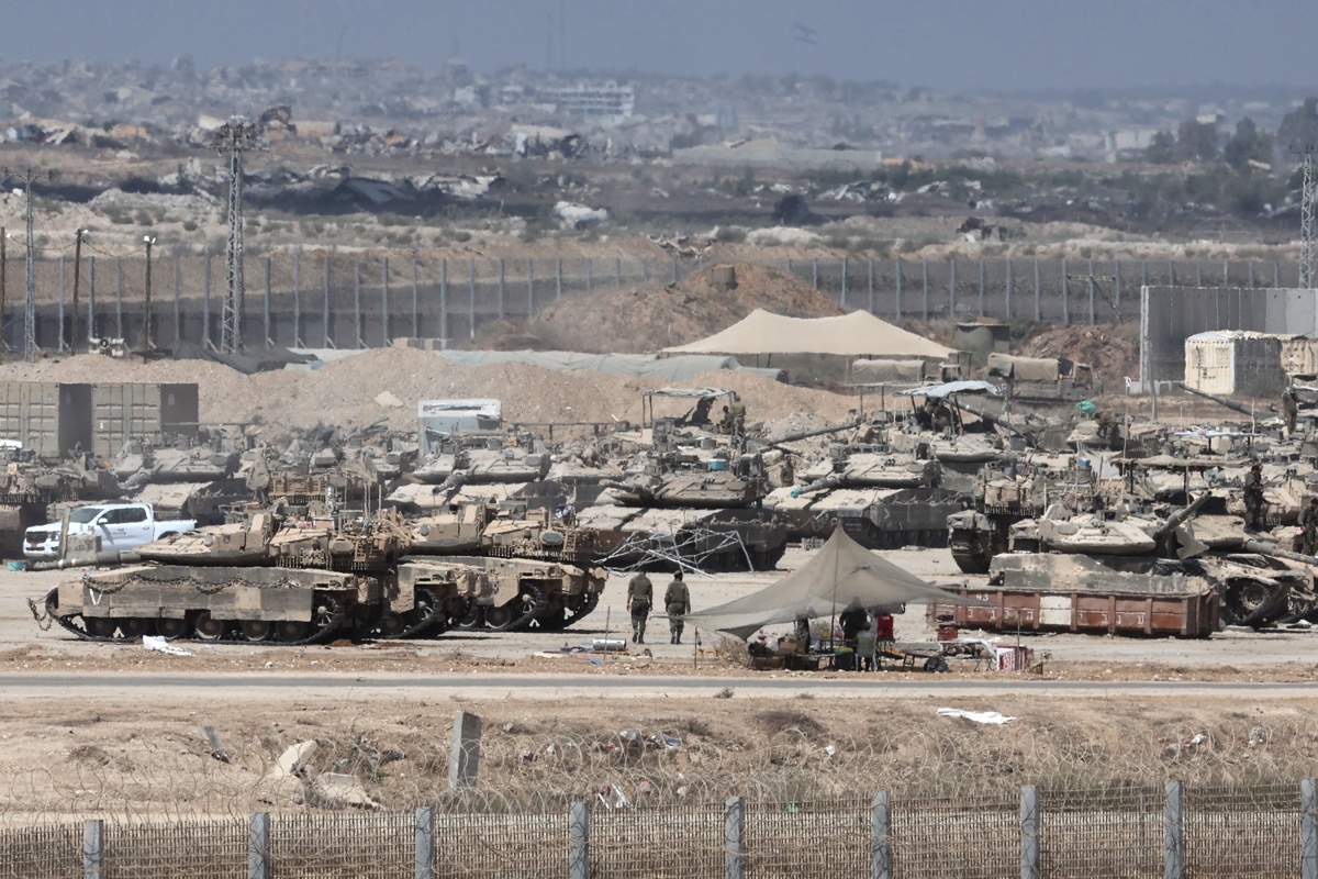 Soldados israelíes con vehículos militares se reúnen en una posición cerca de la valla fronteriza con la Franja de Gaza, tal como se ve desde el lado israelí de la frontera, en el sur de Israel, el 2 de septiembre de 2025. (Foto de Abir Sultan de la agencia EFE/EPA)