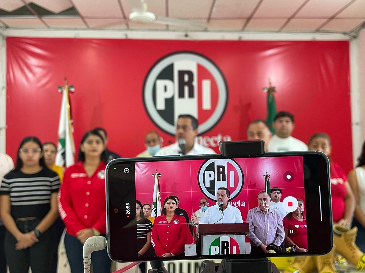 (Foto tomada de la página de Facebook PRI Estatal Colima de una conferencia de prensa del dirigente Enrique Rojas Orozco)