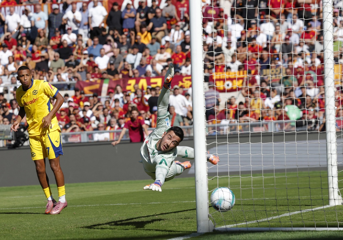 El portero del Hellas Verona Lorenzo Montipo no puede evitar el primer gol del durante el partido de la Serie A que han jugado AS Roma y Hellas Verona FC en el Olímpico de Roma, Italia. (Foto de Giuseppe Lami de la agencia EFE/EPA)