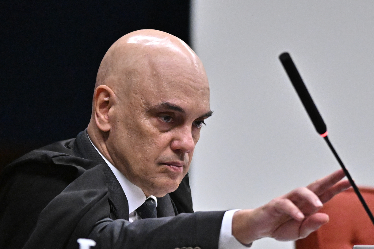 El magistrado de la Suprema Corte de Brasil Alexandre de Moraes, durante una audiencia del alto tribunal federal realizada el 5 de agosto, en Brasilia (Brasil). (Foto de Andre Borges de la agencia EFE)