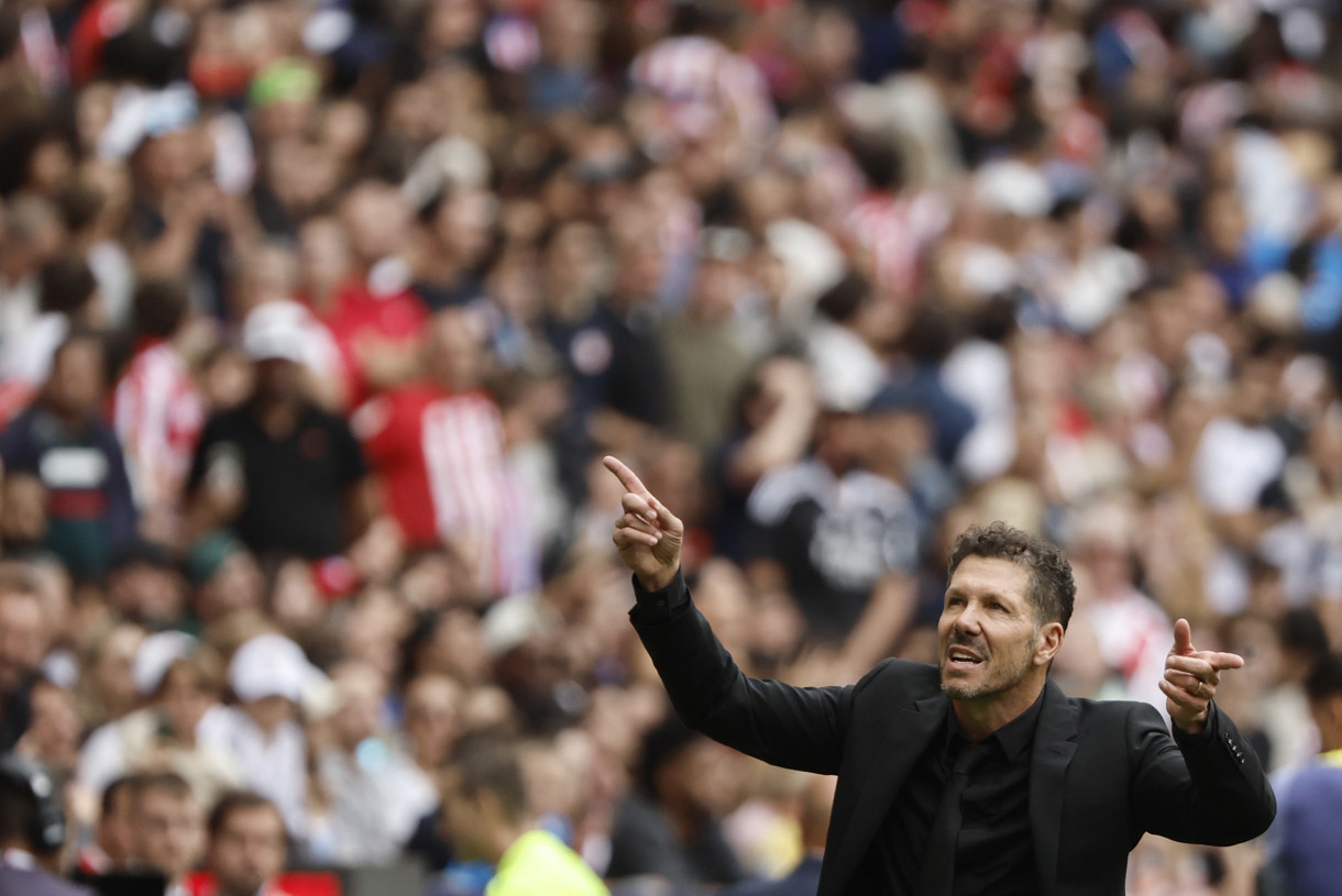 El entrenador del Atlético de Madrid Diego Pablo Simeone, durante el partido de LaLiga EA Sports entre el Real Madrid y el Atlético de Madrid, que se disputó en el estadio Riyadh Air Metropolitano este sábado. (Foto de Sergio Pérez de la agencia EFE)