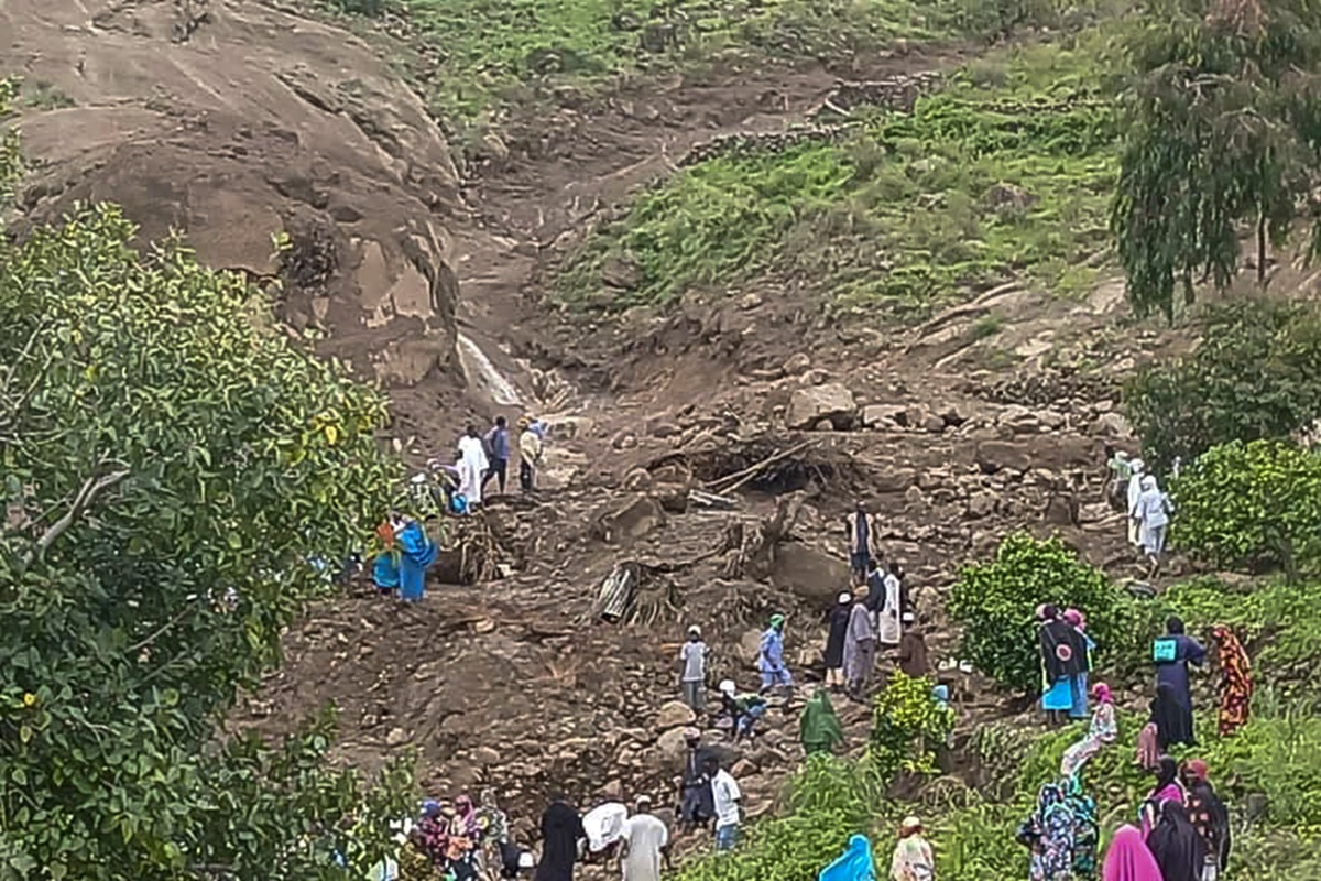 Imágenes publicadas por el Portavoz oficial de la Coordinación General para Desplazados y Refugiados de Jebel Marra en Facebook que muestran el deslizamiento que ha dejado más de mil muertos en estas montañas de Darfur. (Foto EFE/ Portavoz Oficial De La Coordinación General Para Desplazados Y Refugiados De Jebel Marra Vía Facebook)