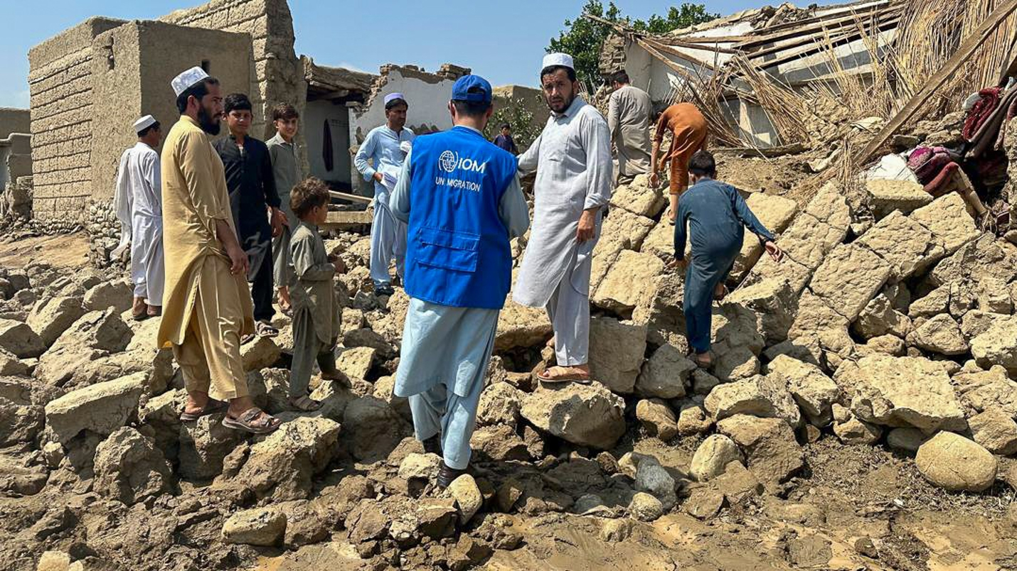 El Servicio Geológico de Estados Unidos (USGS) situó el epicentro del sismo principal, de magnitud 6.0, a 27 kilómetros al este de la provincia de Nangarhar y a una profundidad de 8 kilómetros, lo que suele amplificar el poder de destrucción. (Foto de Cuenta de X de la UNMigration en Afganistán/ EFE)