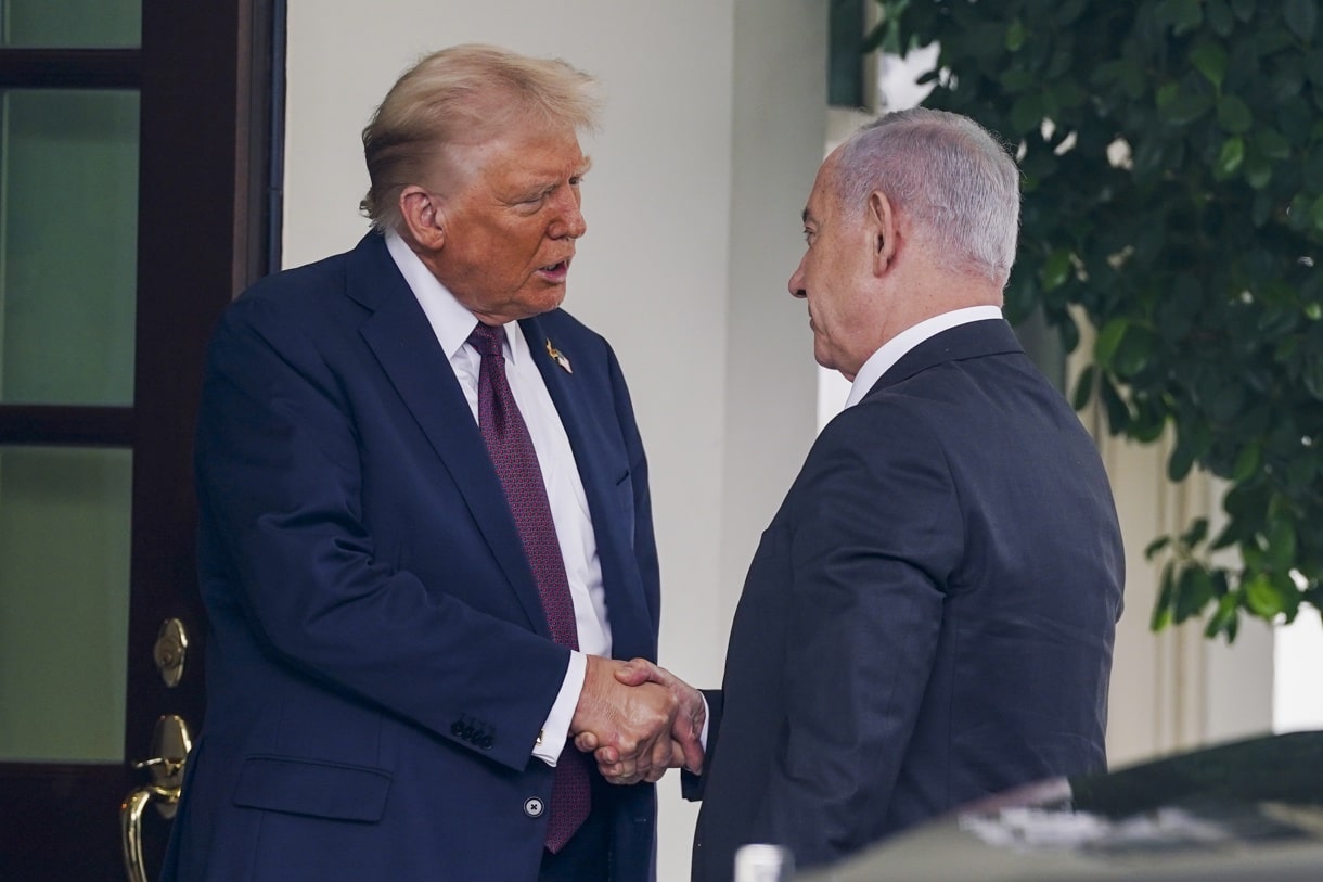 El presidente de Estados Unidos, Donald Trump (i), saluda al primer ministro de Israel, Benjamín Netanyahu (d), a su llegada al Ala Oeste de la Casa Blanca en Washington, DC, EUA. (Foto de Will Oliver de la agencia EFE)
