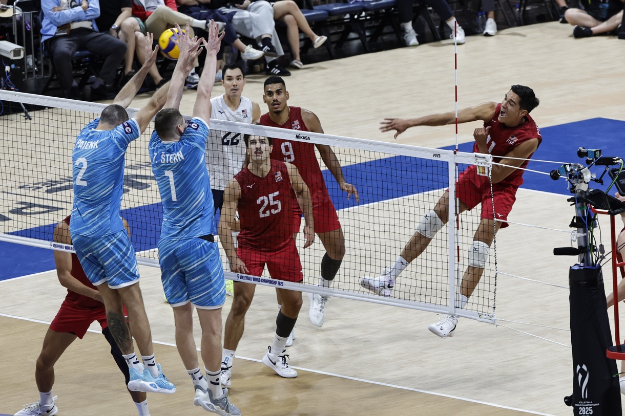 El estadounidense Micah Christenson (d), durante el partido de Octavos de final entre su selección y la de Eslovenia, disputado este lunes, correspondiente al Mundial de voleibol que se disputa en Filipinas. (Foto de Rolex Dela Pena de la agencia EFE)