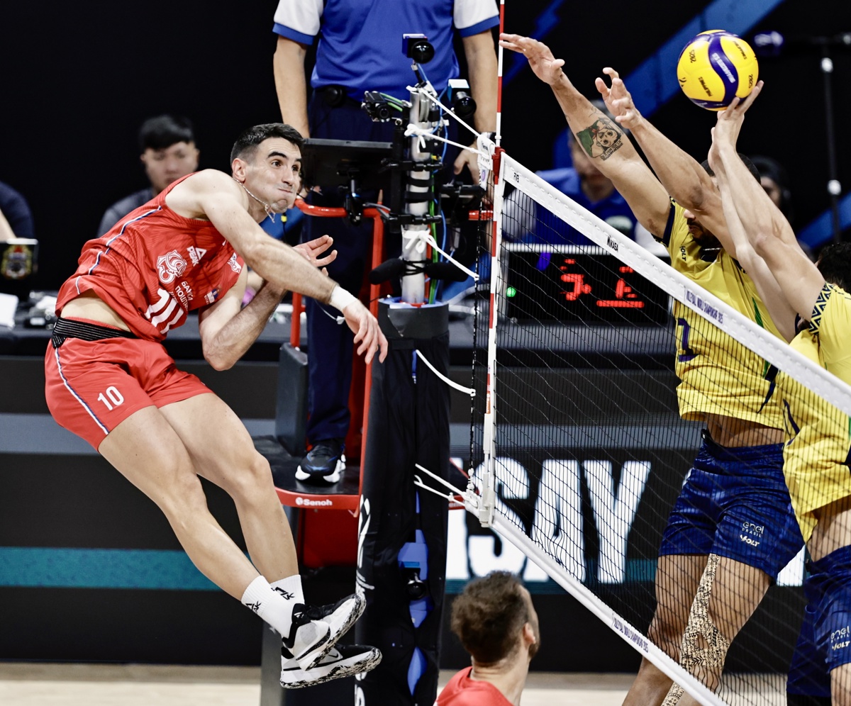 El serbio Miran Kujundzic (i) trata de anotar ante Brasil durante el Campeonato Mundial de Voleibol disputado en la Ciudad de Pasay, Manila, Filipinas este jueves. (Foto de Francis R. Malasig de la agencia EFE)