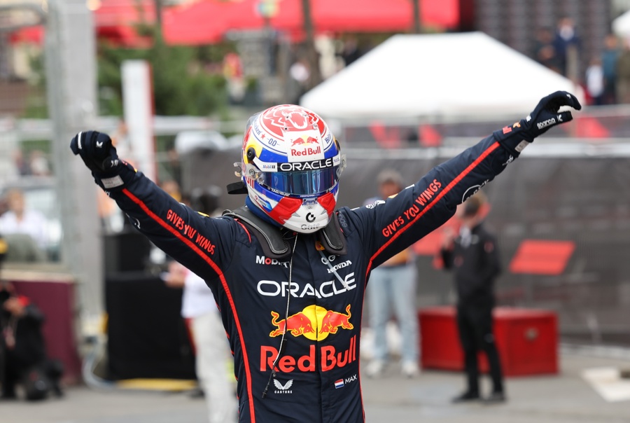 El piloto holandés Max Verstappen, de Red Bull Racing, celebra tras ganar el Gran Premio de Azerbaiyán de Fórmula 1 de 2025, celebrado en el circuito urbano de Bakú, en Bakú, Azerbaiyán. (Foto de EFE)