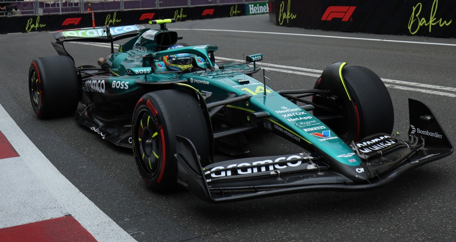 El doble campeón el mundo español Fernando Alonso (Aston Martin), que quedó eliminado con el undécimo tiempo, en la Q2 de la calificación para el Gran Premio de Azerbaiyán, el decimoséptimo del Mundial e Fórmula Uno. (Foto de EFE)