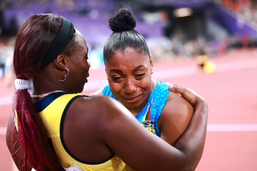 La atleta ecuatoriano Juleisy Angulo abraza a la colombiana Flor Deniz Ruiz Hurtado tras ganar el oro en jabalina de los Mundiales de Tokio. (Foto de EFE)