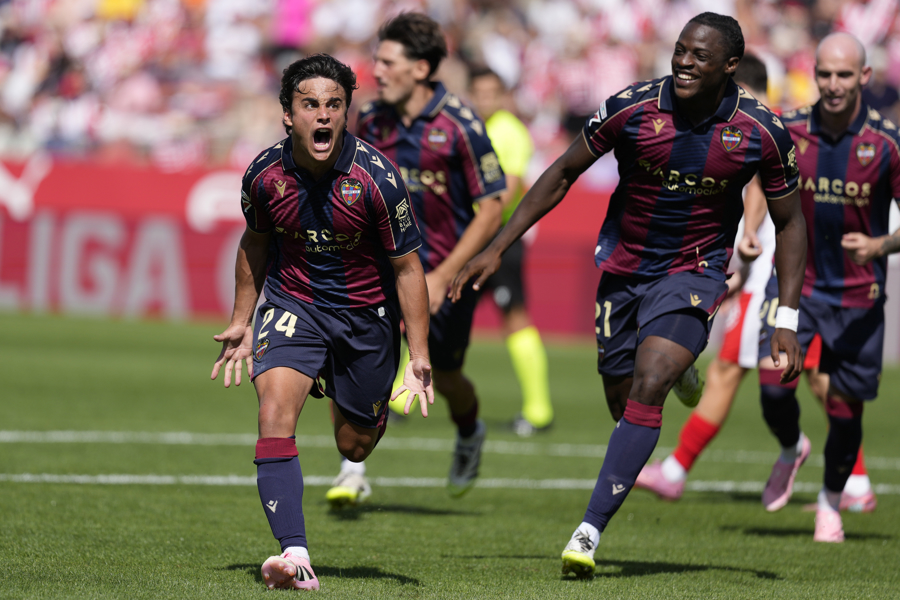 El centrocampista del UD Levante, Carlos Álvarez, celebra su tanto ante el Girona FC durante el partido de LaLiga disputado en el Estadio Municipal de Montilivi en Girona. (Foto de EFE)