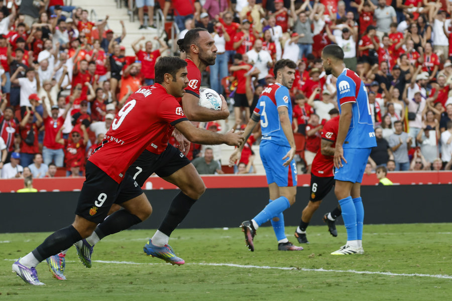 El delantero kosovar del Mallorca, Vedat Muriqi, celebra tras anotar un gol durante el partido de la jornada 5 de LaLiga EA SPorts, entre el Real Mallorca y el Atlético de Madrid, que se disputó en el Estadio de Son Moix de Palma de Mallorca. (Foto de EFE)