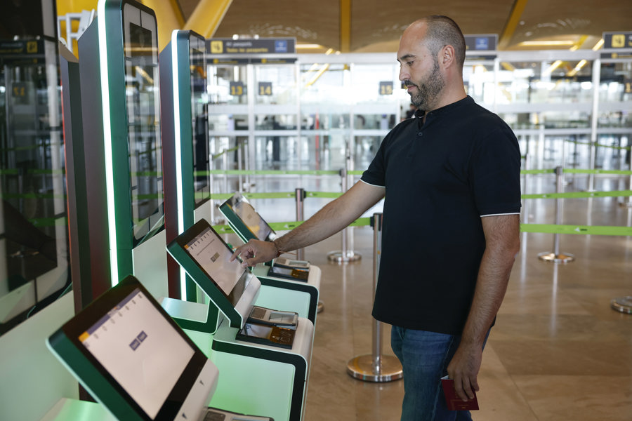 Vista del nuevo sistema de control de fronteras para ciudadanos de países que no pertenecen al Espacio Schengen, que incluye la captación de datos biométricos (imagen facial y huellas dactilares) y que sustituirá al sellado manual de pasaportes, que la Policía Nacional de España inició en el aeropuerto de Madrid-Barajas. (Foto de EFE)
