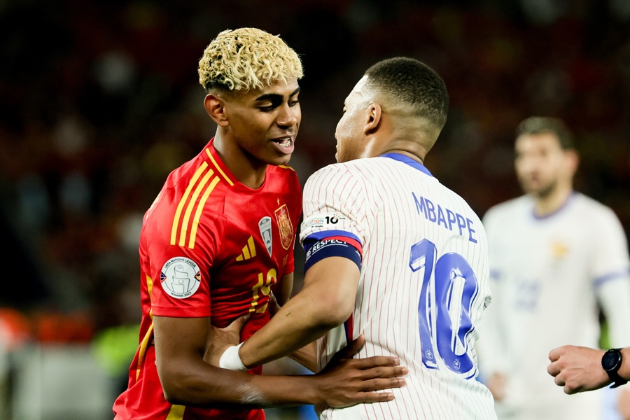 El español Lamine Yamal y el francés Kylian Mbappe en una foto de EFE.