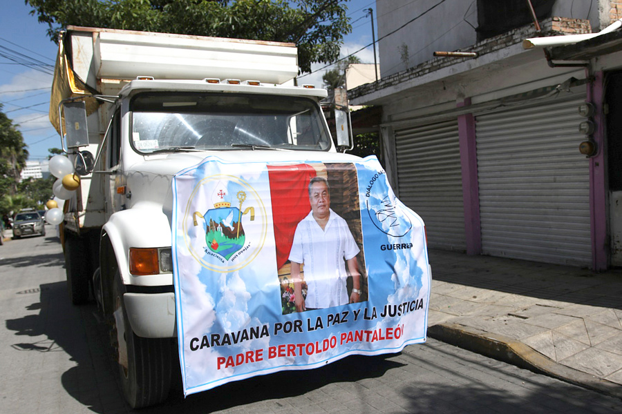 Fotografía de EFE de un vehículo durante una caravana por la Paz en el municipio de Chilpancingo, en Guerrero. (Foto de EFE)