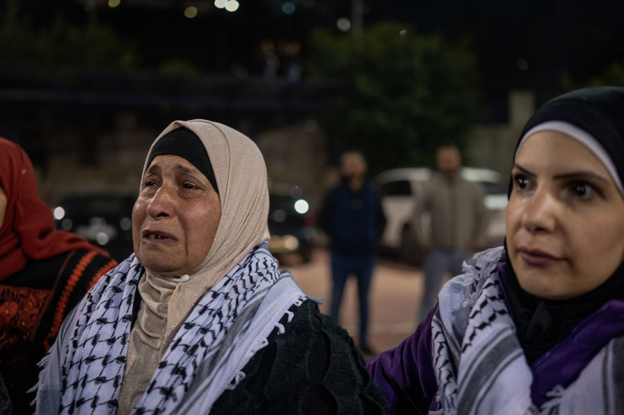 Decenas de personas se concentraron a las puertas del Centro Recracional de Ramala, en Cisjordania, para recibir a los presos palestinos liberados, procedentes de la cárcel israelí de Ofer, en el tercer canje de prisioneros por rehenes israelíes de la tregua en la Franja de Gaza. (Foto de EFE)