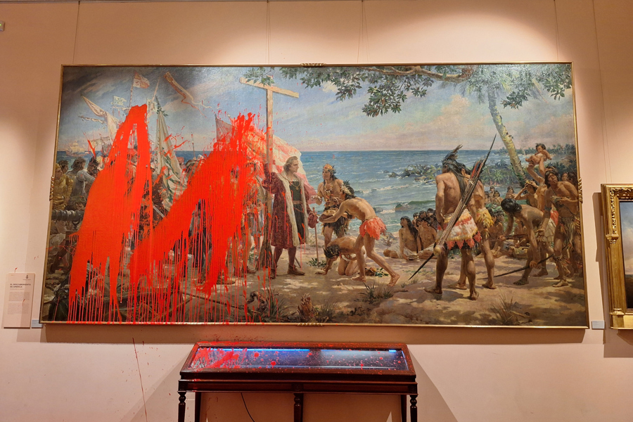 Dos activistas del movimiento de desobediencia civil “Futuro Vegetal” han lanzado pintura roja biodegradable sobre un cuadro en el Museo Naval de Madrid, en un acto de protesta por la celebración de la Fiesta Nacional de España. (Foto de EFE)