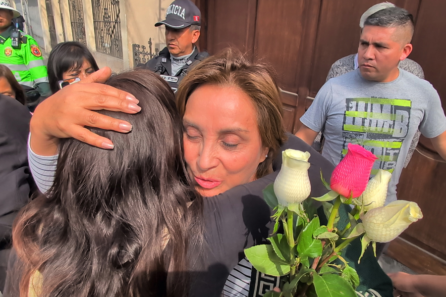 La expresidenta de Perú, Dina Boluarte, saluda a una simpatizante frente a su casa en Lima, Perú. (Foto de EFE)