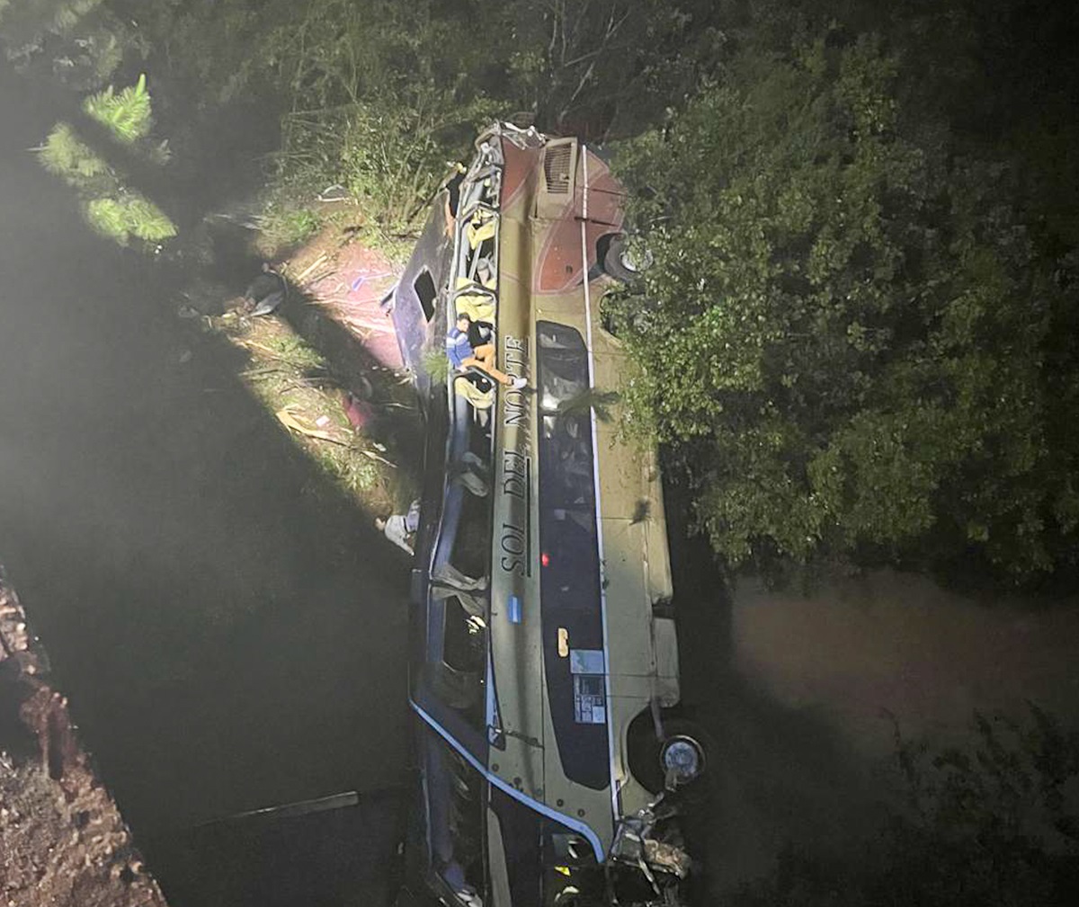 Dos personas fallecieron y varias resultaron heridas en la madrugada de este domingo cuando el autobús en el que viajaban cayó desde un puente a un arroyo en la provincia argentina de Misiones, en el noreste del país. (Foto de Policía de Misiones de la agencia EFE)