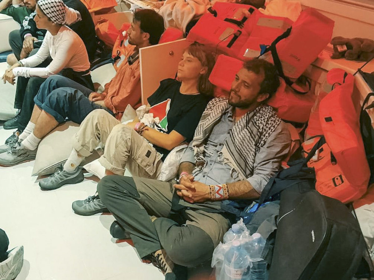 Imagen cedida por el Ministerio de Exteriores israelí de algunos de los activistas de la Global Sumud Flotilla arrestados, entre ellos Greta Thunberg, el 2 de octubre de 2025. ( EFE/ Ministerio de Exteriores israelí)