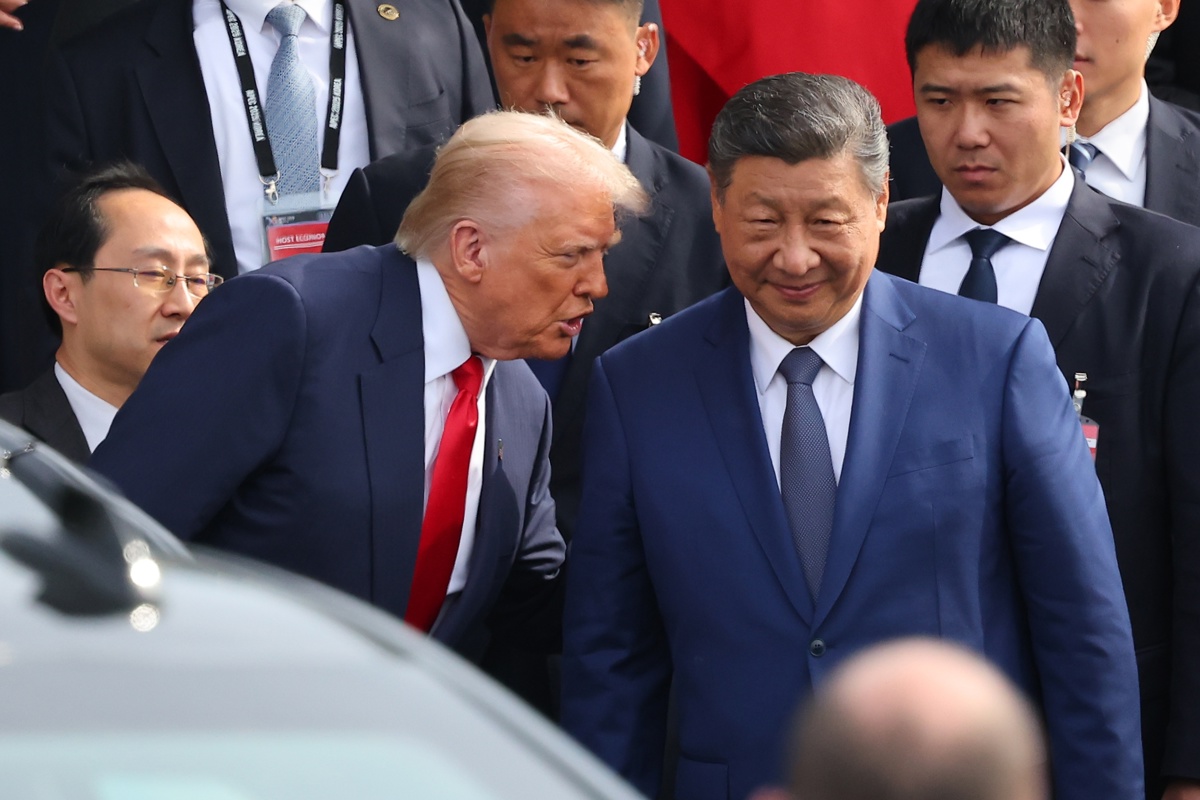 El presidente de Estados Unidos, Donald Trump, (centro L) habla con su homólogo chino, Xi Jinping (centro R), tras su reunión en una base de Fuerza del Aire en Busan, Corea del Sur, 30 octubre 2025. (Corea del Sur) (Foto de Yonhap de la agencia EFE/EPA)
