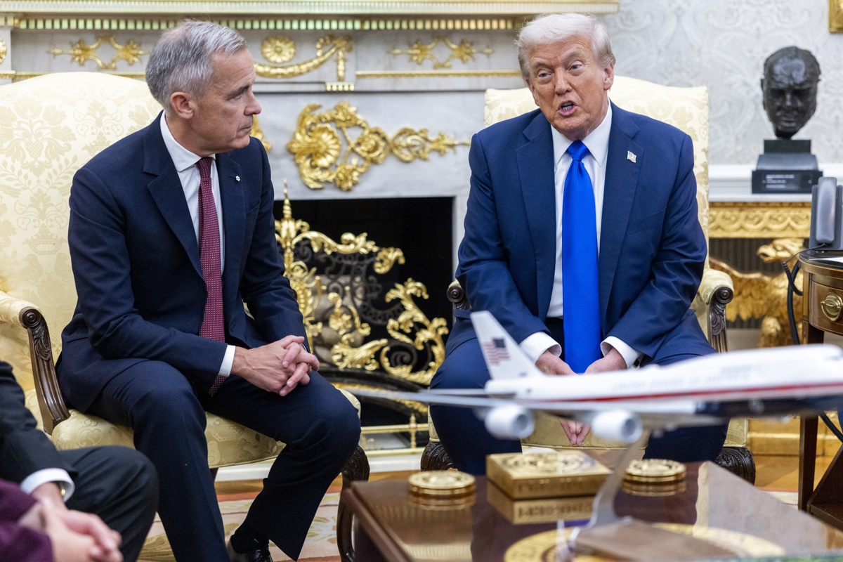 El presidente estadounidense, Donald Trump, y el primer ministro canadiense, Mark Carney. (Foto de Shawn Thew de la agencia EFE)