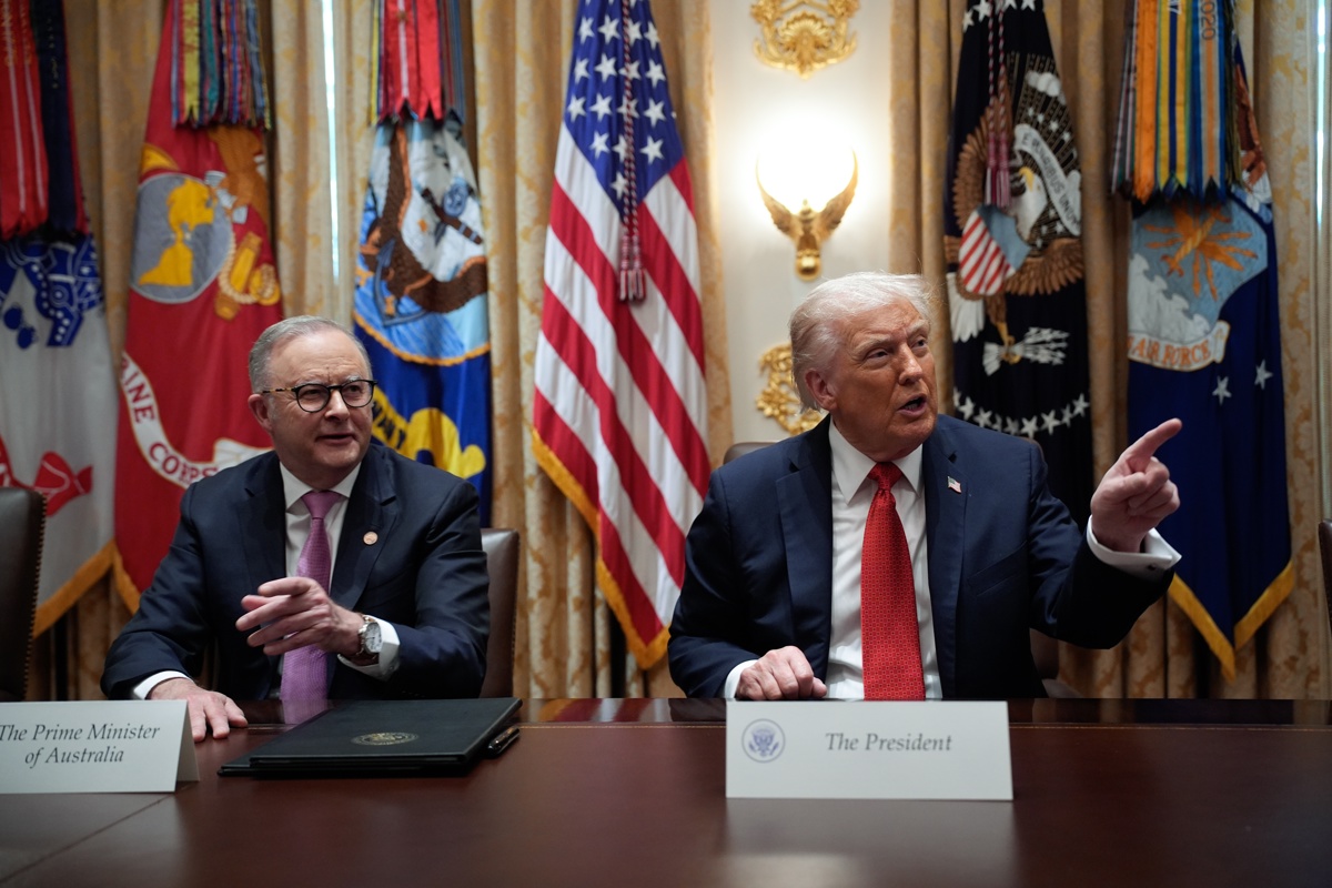 El presidente de EUA, Donald Trump (d), habla junto al primer ministro australiano, Anthony Albanese (i), en Washington, el 20 de octubre de 2025. (Foto de Yuri Gripas de la agencia EFE)