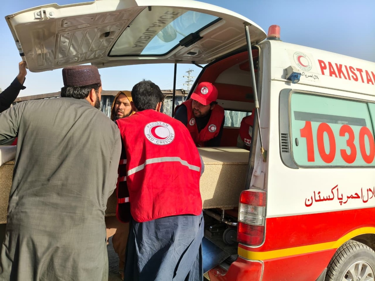 Voluntarios de la Media Luna Roja ayudan a intercambiar los cuerpos de las víctimas presuntamente asesinadas en feroces enfrentamientos transfronterizos entre los talibanes y las fuerzas de seguridad paquistaníes, en la frontera Pak-Afganistán en Chaman, Pakistán, 17 de octubre de 2025. (Foto de Akhter Gulfam de la agencia EFE/EPA)