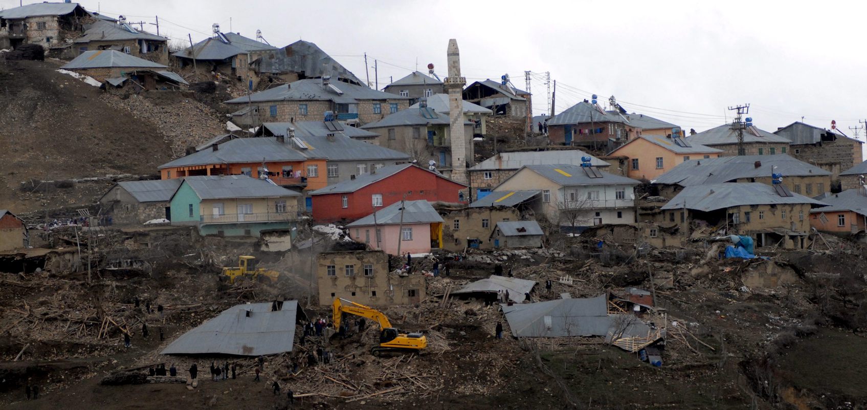 En la imagen del 8 de marzo de 2010, vista general de los destrozos causados por el terremoto de magnitud 6 que asoló la provincia oriental turca de Elazig. (Foto de Ibrahim Yakut de la agencia EFE)