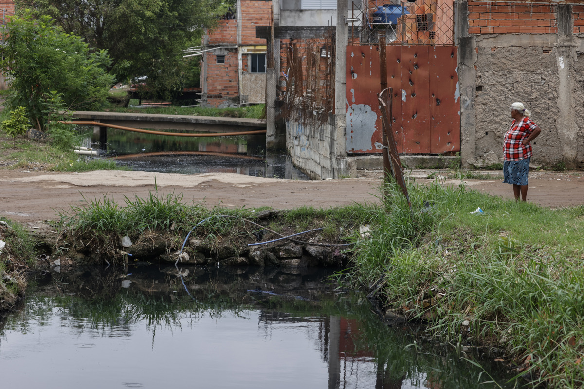 Un canal en el barrio Jardim Pantanal, en Sao Paulo (Brasil). (Foto de archivo de Sebastiao Moreira de la agencia EFE)