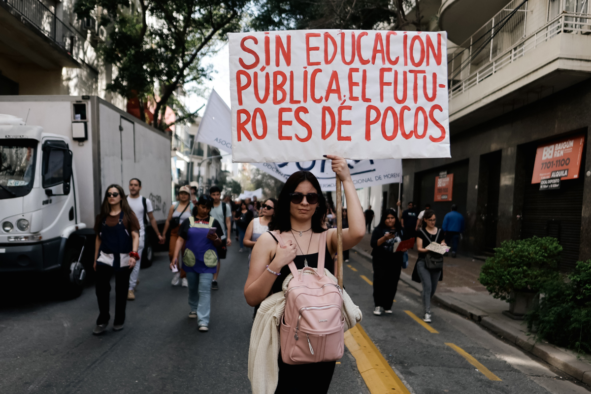 Una mujer que sostiene una pancarta durante una manifestación contra los vetos del presidente de Argentina, Javier Milei, en Buenos Aires (Argentina). (Foto de archivo de Juan Ignacio Roncoroni de la agencia EFE)