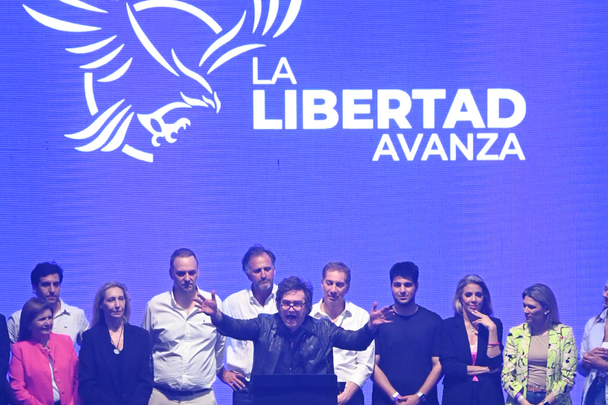 El presidente de Argentina, Javier Milei, habla durante el cierre de campaña del partido La Libertad Avanza este jueves, en Rosario (Argentina). (Foto de STR de la agencia EFE)