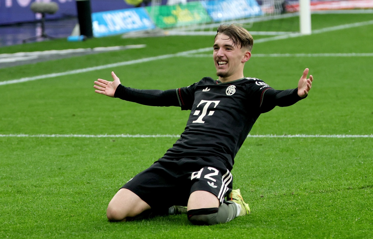 El joven jugador del Bayern Múnich Lennart Karl celebra 0-3 durante el partido de la Bundesliga que han jugado Borussia Moenchengladbach y FC Bayern Múnich en Moenchengladbach, Alemania. (Foto de Ronald Wittek de la agencia EFE/EPA)