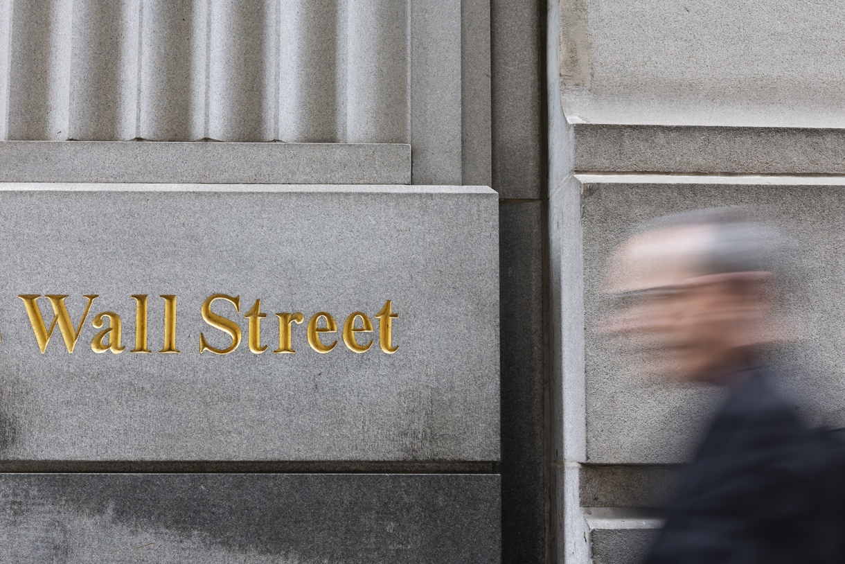 Un peatón pasa junto a un cartel de Wall Street, cerca de la Bolsa de Nueva York, en Nueva York (EUA). (Foto de archivo de Justin Lane de la agencia EFE)