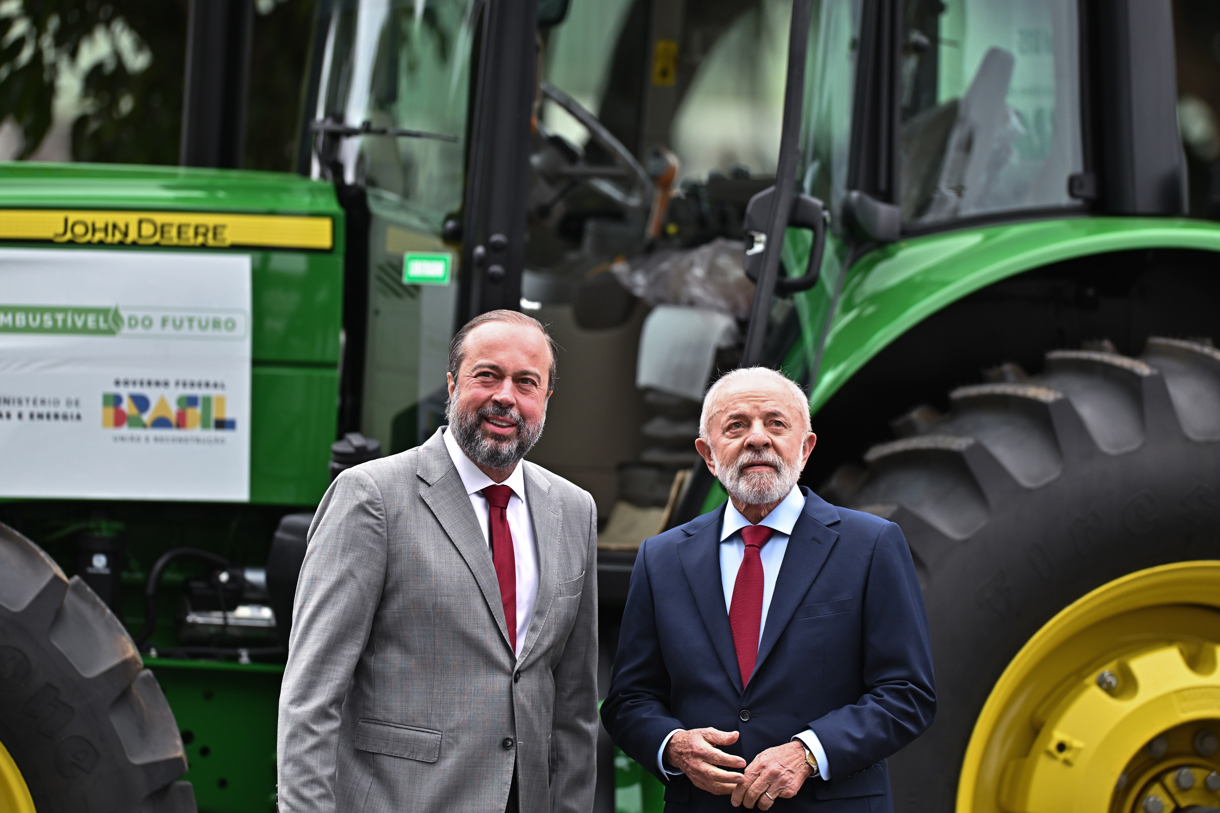 El presidente de Brasil, Luiz Inácio Lula da Silva (d), que posa junto al ministro de Minas y Energía, Alexandre Silveira, a su llegada a la reunión del Comité Nacional de Política Energética este miércoles en Brasilia (Brasil). (Foto de archivo de André Borges de la agencia EFE)